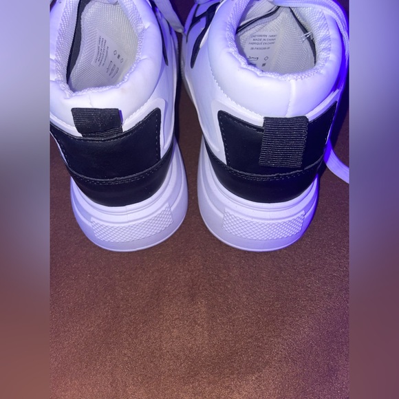 Pair of B&W size 10 sneakers - Picture 2 of 6